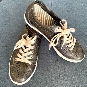 TAOS Womens Black Leather Shoes Size 6.5